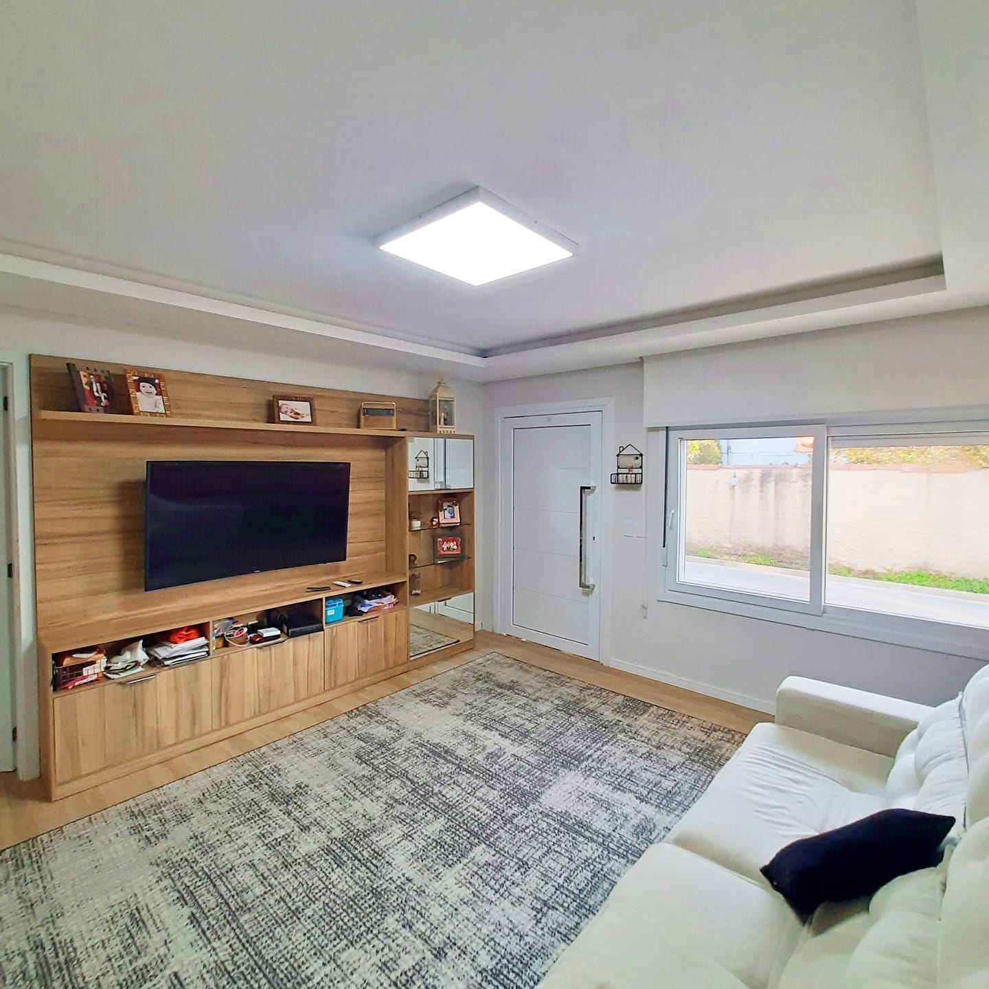 Casa à venda em condomínio fechado no Areal: 134 m², 3 quartos (sendo 1 suíte), móveis planejados, churrasqueira e 2 vagas.