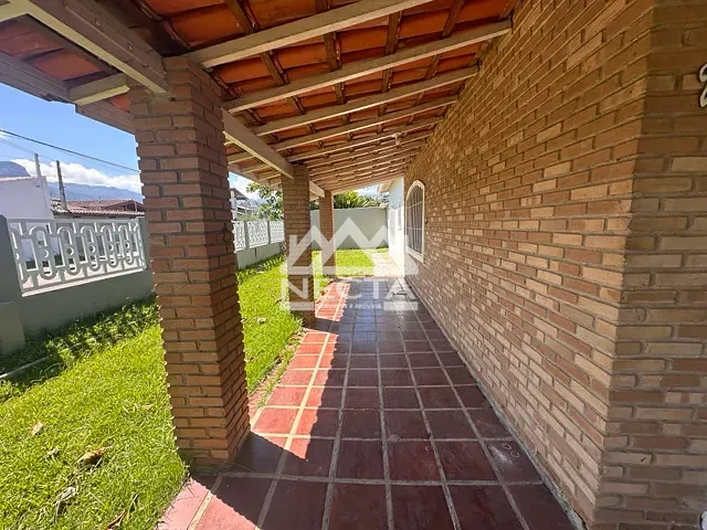 Casa com 393m² 3 quartos e 2 banheiros, à venda, no bairro Aruan em Caraguatatuba