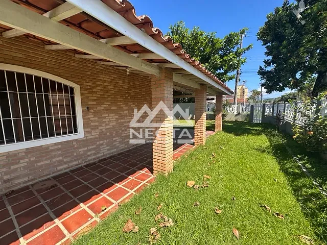 Casa com 393m² 3 quartos e 2 banheiros, à venda, no bairro Aruan em Caraguatatuba