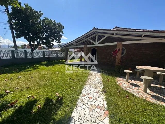 Casa com 393m² 3 quartos e 2 banheiros, à venda, no bairro Aruan em Caraguatatuba
