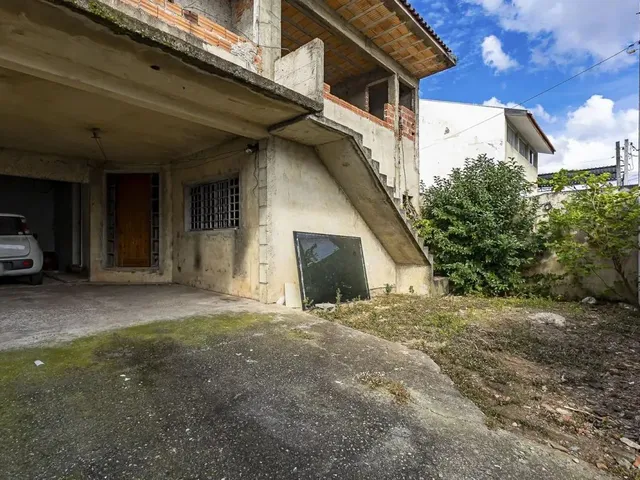 Casa 4 quartos e 2 banheiros, à venda, no bairro Novo Mundo em Curitiba