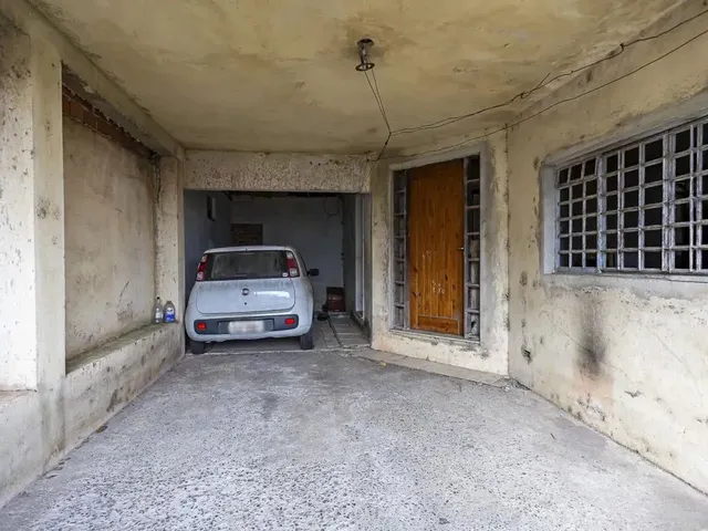 Casa 4 quartos e 2 banheiros, à venda, no bairro Novo Mundo em Curitiba