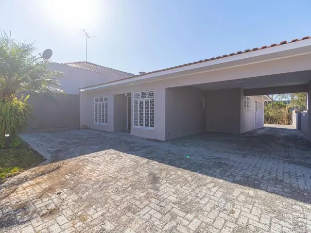 Casa 3 quartos e 3 banheiros, para alugar, no bairro Orleans em Curitiba