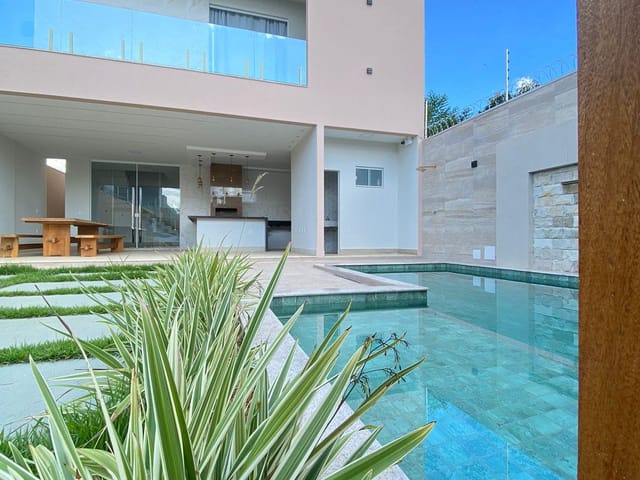 Casa com 250m² 3 quartos e 3 banheiros, à venda, no bairro BONADIMAN em Teixeira de Freitas