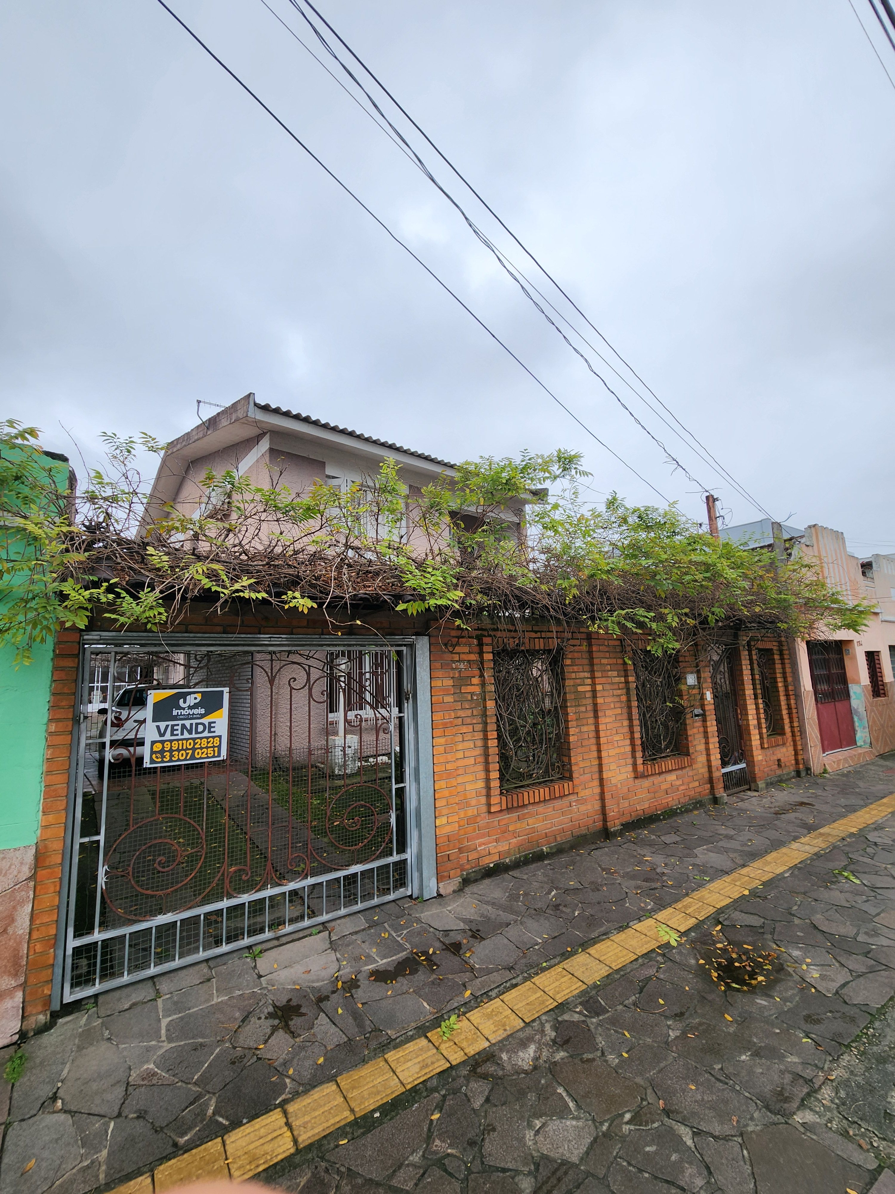 Casa com 3 dorms, sobrado mobiliado, piscina, churrasqueira, pátio, próximo ao Shopping Pelotas, Museu da Baronesa e Parque Una.