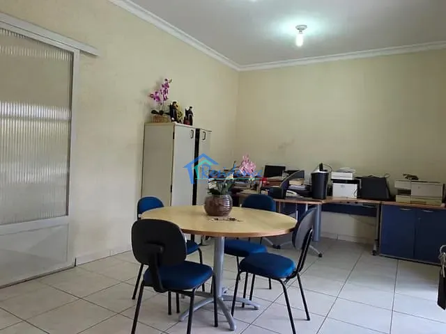 Casa com 264m², para alugar, no bairro Vila Sfeir em Indaiatuba
