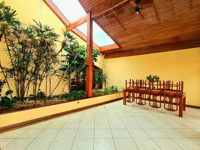 Casa com 527m² 3 quartos e 4 banheiros, à venda, no bairro Urbanova I em São José dos Campos