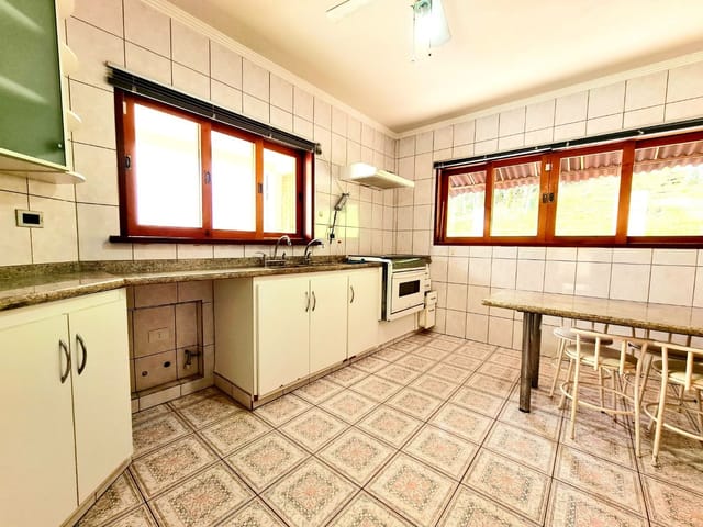 Casa com 527m² 3 quartos e 4 banheiros, à venda, no bairro Urbanova I em São José dos Campos