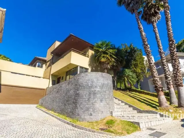 Casa com 700m² 5 quartos e 6 banheiros, à venda, no bairro Campo Comprido em Curitiba