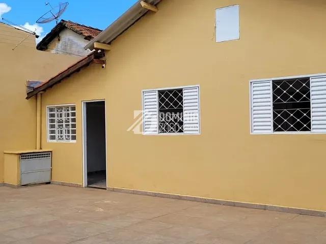 Casa com 243m² 4 quartos e 2 banheiros, à venda, no bairro Núcleo Habitacional Silvério Cartafina em Uberaba