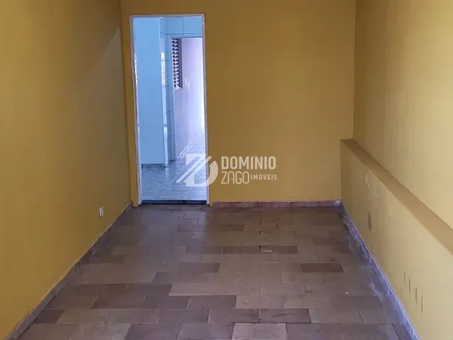 Casa com 243m² 4 quartos e 2 banheiros, à venda, no bairro Núcleo Habitacional Silvério Cartafina em Uberaba