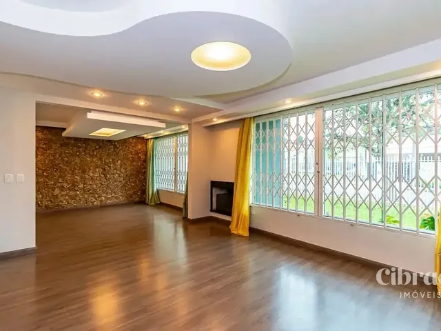 Casa 4 quartos e 3 banheiros, para alugar, no bairro Guabirotuba em Curitiba