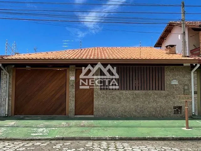 Casa com 250m² 3 quartos e 2 banheiros, para alugar, no bairro Jardim Estrela Dalva em Caraguatatuba