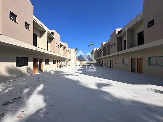 Casa com 82m² 2 quartos e 3 banheiros, à venda, no bairro Jardim Brasil em Caraguatatuba