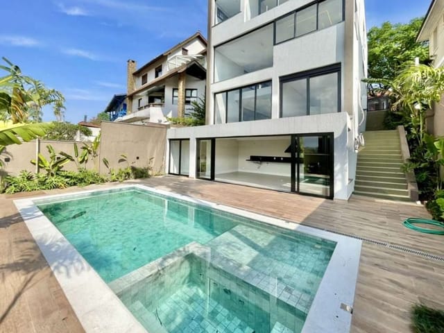 Casa com 363m² 4 quartos e 5 banheiros, à venda, no bairro São Paulo II em Cotia