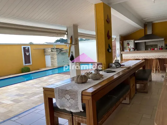 Casa com 375m² 4 quartos e 5 banheiros, à venda, no bairro Vila Zezé em Jacareí