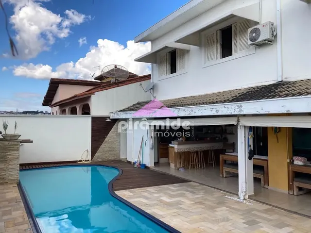Casa com 375m² 4 quartos e 5 banheiros, à venda, no bairro Vila Zezé em Jacareí