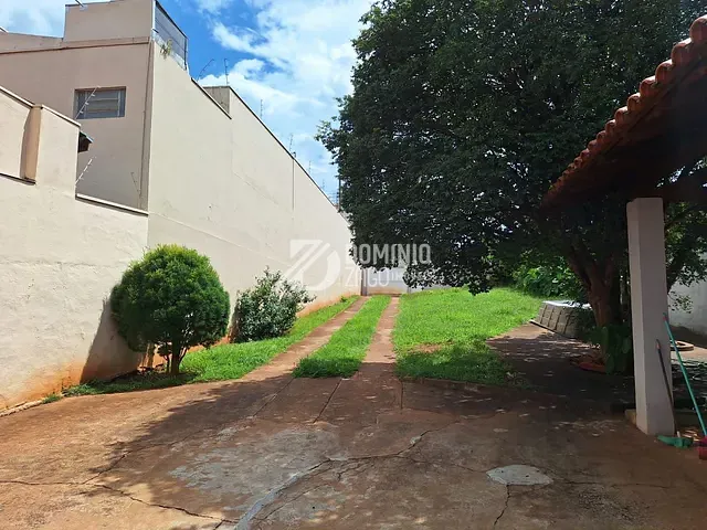 Casa 4 quartos e 2 banheiros, à venda, no bairro Mercês em Uberaba