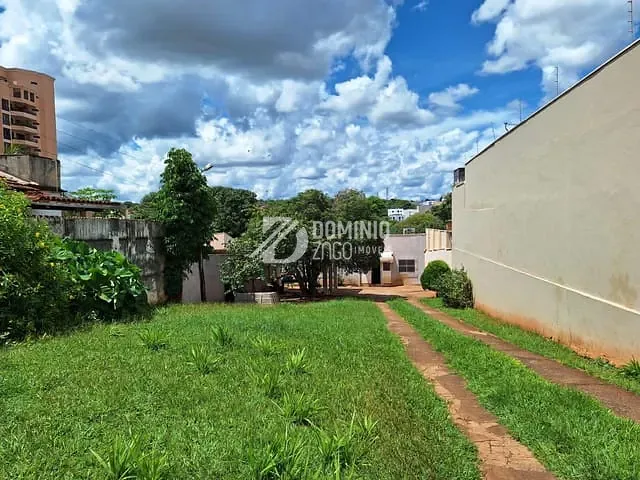 Casa 4 quartos e 2 banheiros, à venda, no bairro Mercês em Uberaba