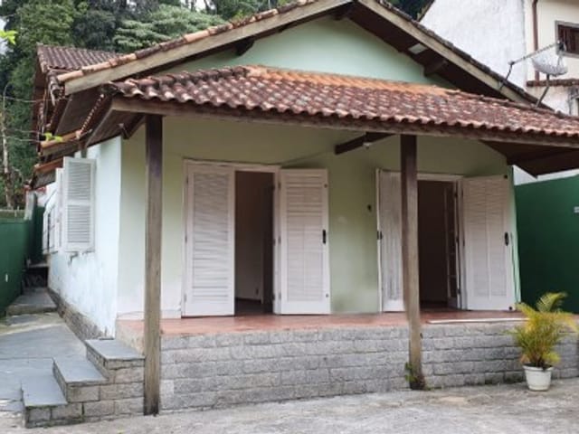 Casa 3 quartos e 1 banheiro, para alugar, no bairro Vila Militar em Petrópolis