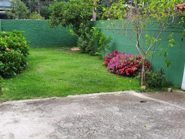 Casa 3 quartos e 1 banheiro, para alugar, no bairro Vila Militar em Petrópolis