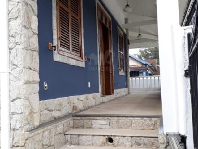 Casa com 380m², para alugar, no bairro Valparaíso em Petrópolis