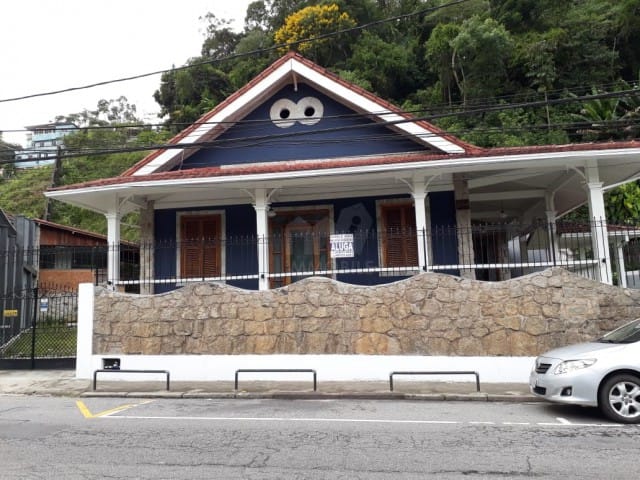 Casa com 380m², para alugar, no bairro Valparaíso em Petrópolis