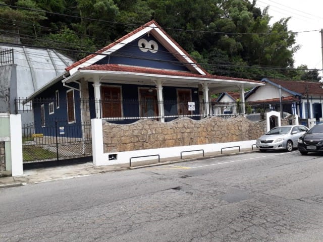 Casa com 380m², para alugar, no bairro Valparaíso em Petrópolis