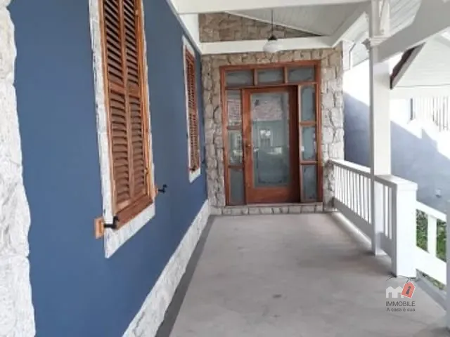 Casa com 380m², para alugar, no bairro Valparaíso em Petrópolis