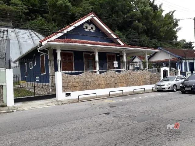Casa com 380m², para alugar, no bairro Valparaíso em Petrópolis