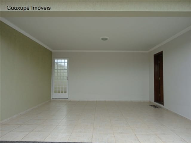 Foto do Casa - Casa com 4 dormitórios (sendo 1 suíte e 1 dorm. empregada), sala de TV, sala de jantar, cozinha, lavanderia, garagem para 2 carros, portão eletrônico. Ótima localização!! | Guaxupé Imóveis Ltda