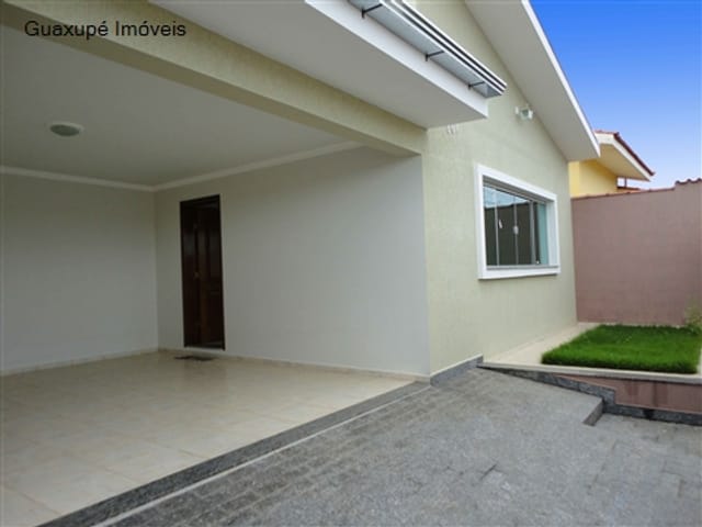 Foto do Casa - Casa com 4 dormitórios (sendo 1 suíte e 1 dorm. empregada), sala de TV, sala de jantar, cozinha, lavanderia, garagem para 2 carros, portão eletrônico. Ótima localização!! | Guaxupé Imóveis Ltda