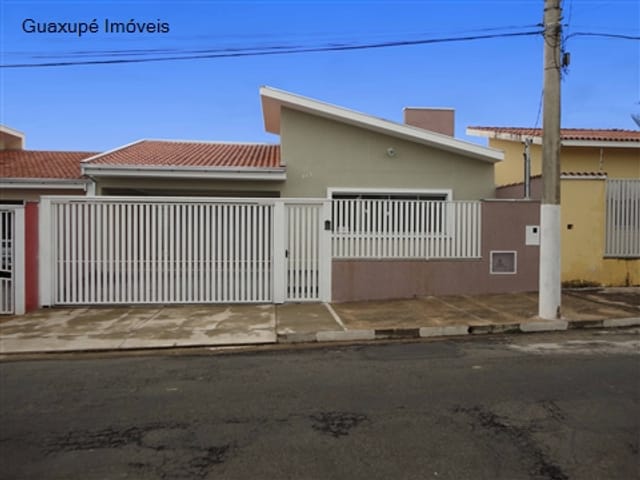 Foto do Casa - Casa com 4 dormitórios (sendo 1 suíte e 1 dorm. empregada), sala de TV, sala de jantar, cozinha, lavanderia, garagem para 2 carros, portão eletrônico. Ótima localização!! | Guaxupé Imóveis Ltda