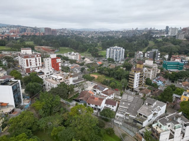 Casa 4 quartos e 5 banheiros, à venda, no bairro Passo da Areia em Porto Alegre