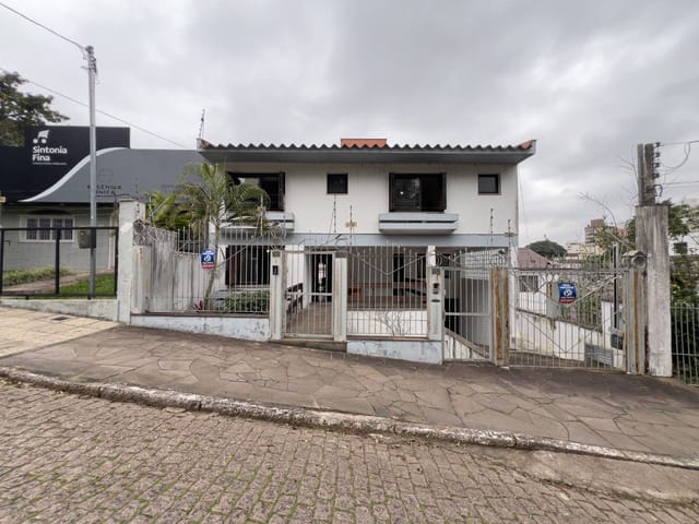 Casa 4 quartos e 5 banheiros, à venda, no bairro Passo da Areia em Porto Alegre