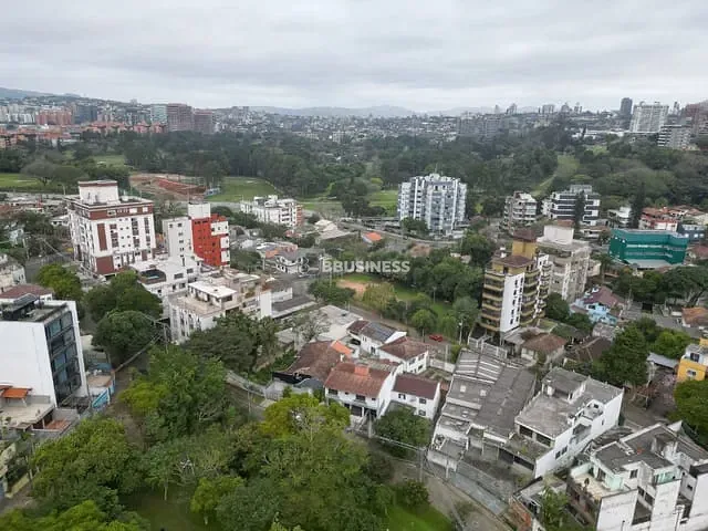 Casa 4 quartos e 5 banheiros, à venda, no bairro Passo da Areia em Porto Alegre