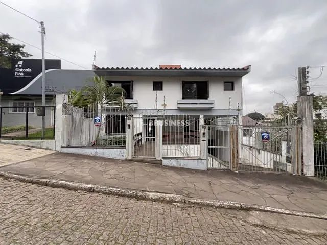 Casa 4 quartos e 5 banheiros, à venda, no bairro Passo da Areia em Porto Alegre