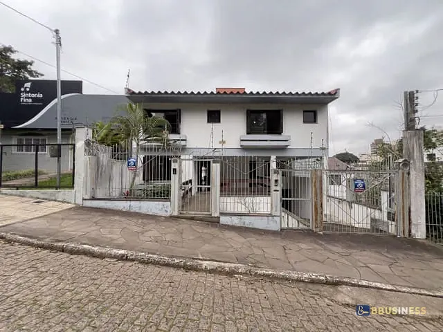 Casa 4 quartos e 5 banheiros, à venda, no bairro Passo da Areia em Porto Alegre