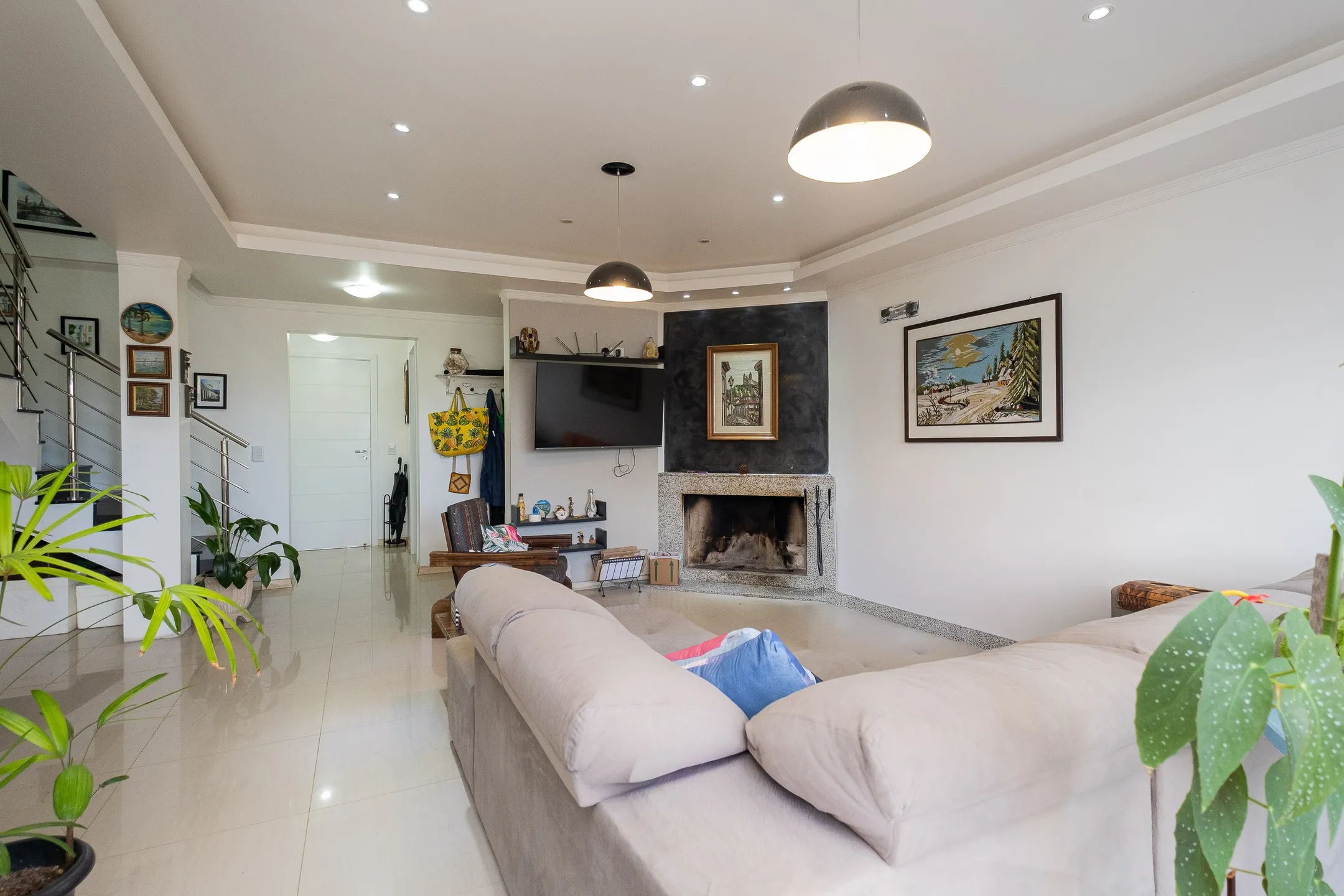 Sobrado à Venda no Lagos de São Gonçalo, Pelotas, RS – 240 m². 3 Suítes, Piscina, Churrasqueira, Hidromassagem, com Infraestrutura Completa e Segurança 24h