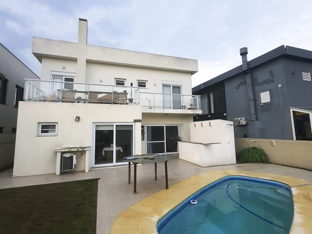 Casa 3 quartos e 5 banheiros, à venda, no bairro São Gonçalo em Pelotas