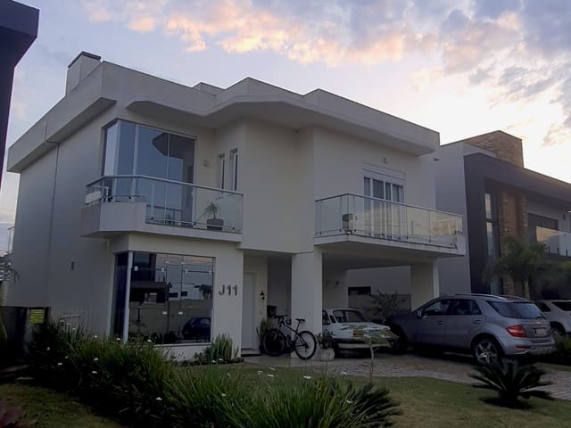 Casa 3 quartos e 5 banheiros, à venda, no bairro São Gonçalo em Pelotas