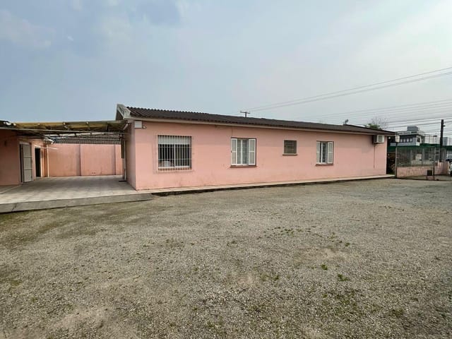 Casa com 516m² 4 quartos e 2 banheiros, à venda, no bairro Três Vendas em Pelotas