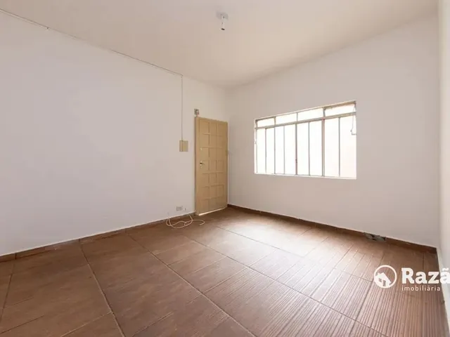 Casa 2 quartos e 1 banheiro, para alugar, no bairro Centro em Curitiba