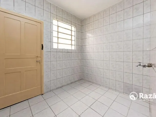 Casa 2 quartos e 1 banheiro, para alugar, no bairro Centro em Curitiba