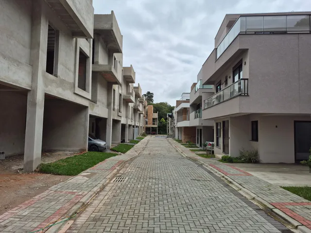 Casa 3 quartos e 4 banheiros, à venda, no bairro Santa Felicidade em Curitiba