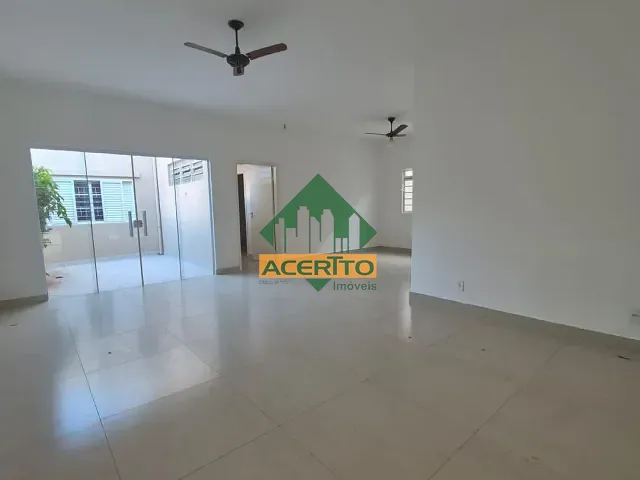 Casa com 294m² 3 quartos e 3 banheiros, para alugar, no bairro Vila Bandeirantes em Araçatuba