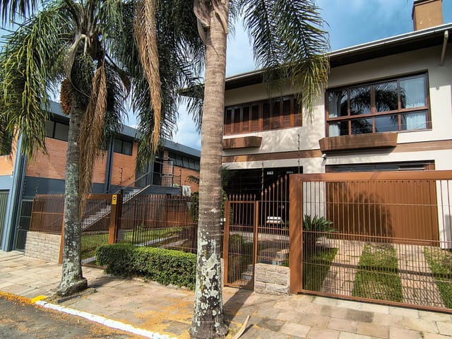 Casa 4 quartos e 3 banheiros, à venda, no bairro Cinqüentenário em Caxias do Sul