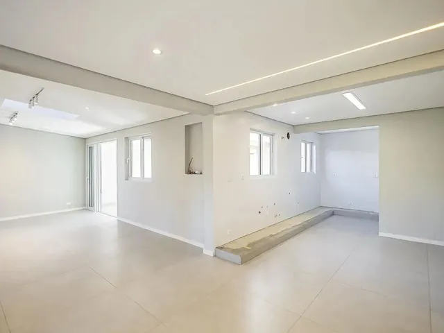 Casa 3 quartos e 5 banheiros, à venda, no bairro Santo Inácio em Curitiba