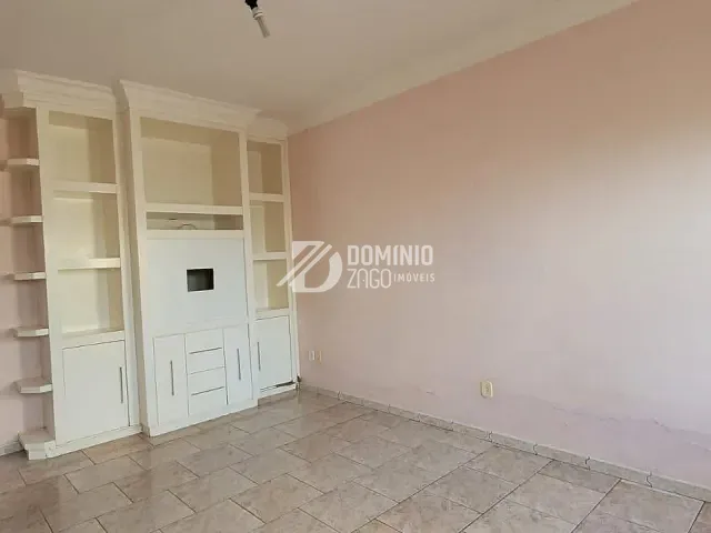 Casa 3 quartos e 3 banheiros, para alugar, no bairro Fabrício em Uberaba