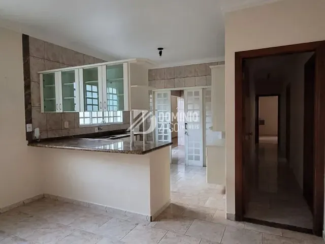 Casa 3 quartos e 3 banheiros, para alugar, no bairro Fabrício em Uberaba